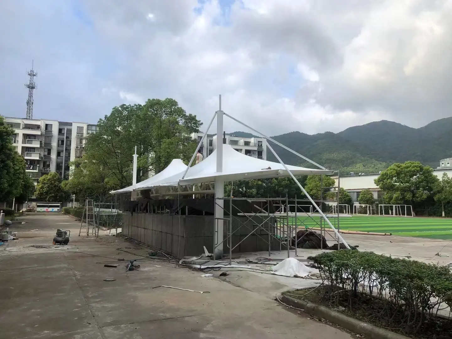 2026年贵州花溪停车棚球场棚改造纪实:老旧雨棚换新,运维压力怎么降